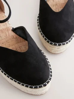 Zwart - Espadrilles met sleehak en plateauzool met gesloten neus