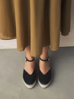Zwart - Espadrilles met sleehak en plateauzool met gesloten neus