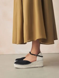 Zwart - Espadrilles met sleehak en plateauzool met gesloten neus