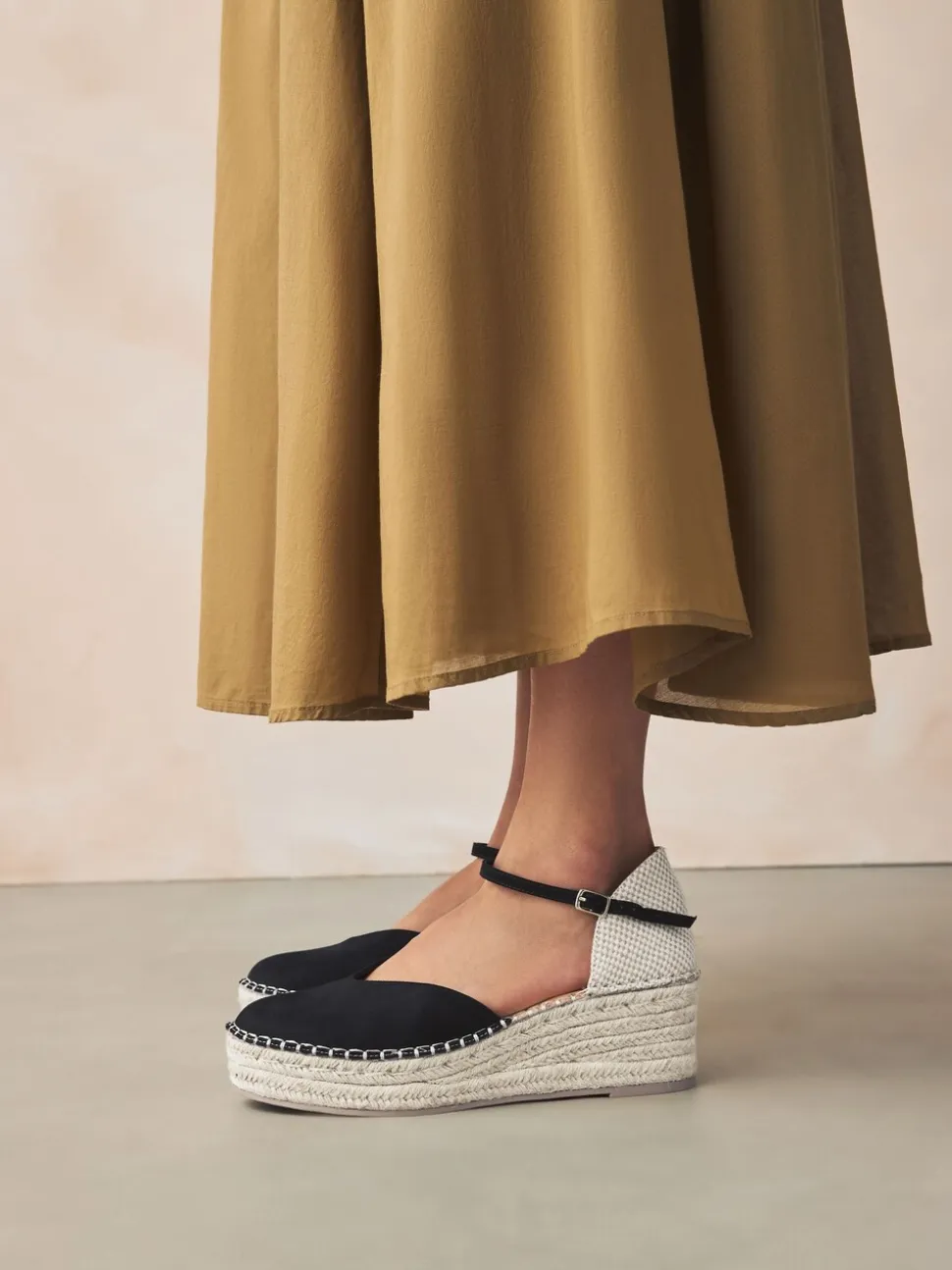 Zwart - Espadrilles met sleehak en plateauzool met gesloten neus