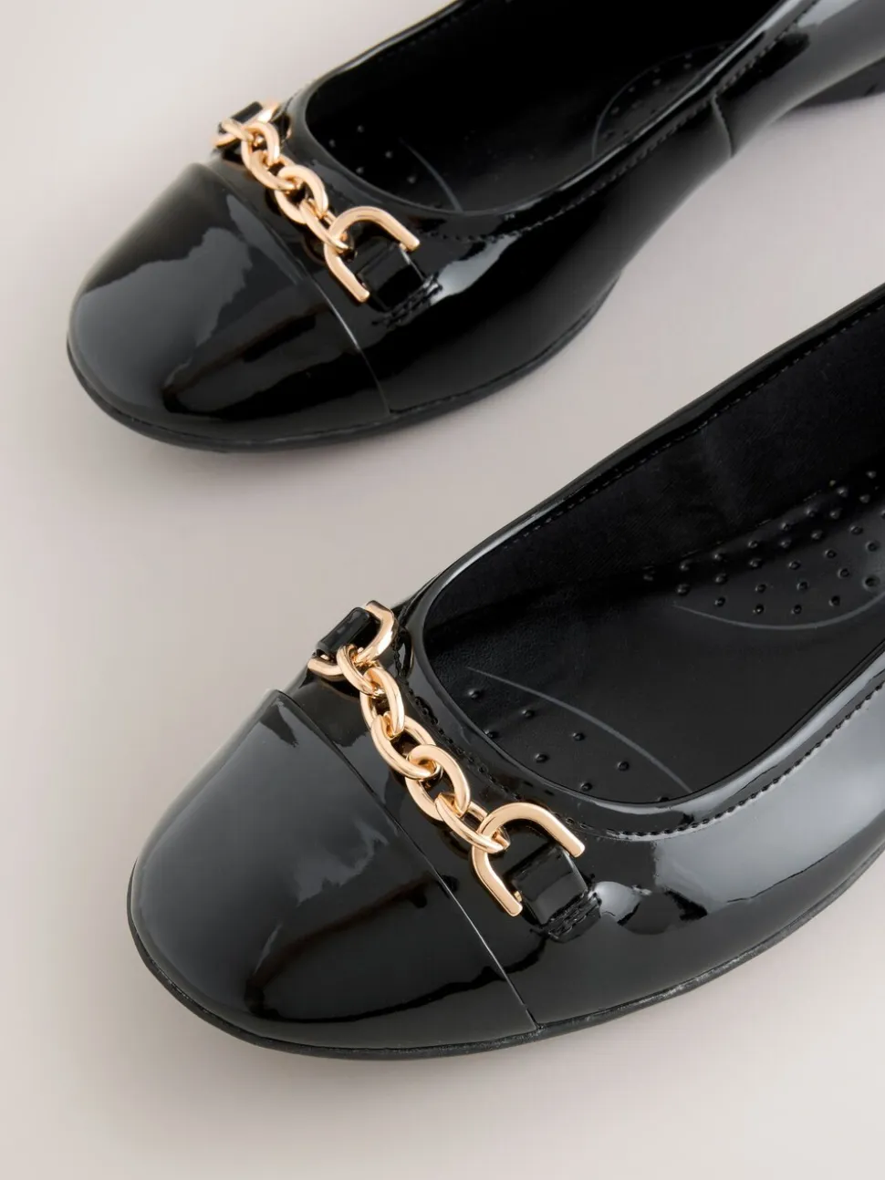 Zwart - Forever Comfort® ballerina's met ketting en hardware