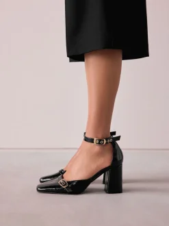 Zwart - Forever Comfort® Buckle Closed Toe Block Heels