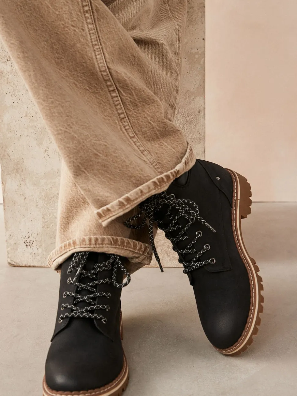 Zwart - Forever Comfort® casual enkellaarsjes met veters
