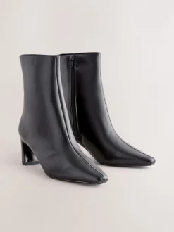 Zwart - Forever Comfort® enkellaarsjes met hak en spitse neus