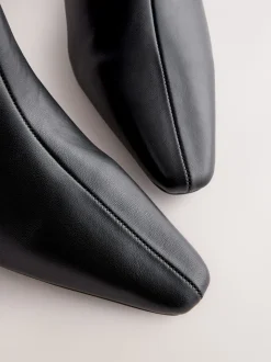 Zwart - Forever Comfort® enkellaarsjes met hak en spitse neus