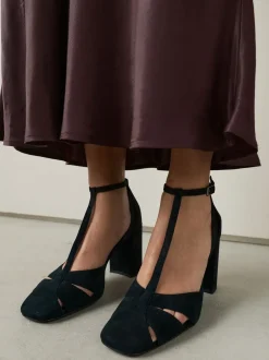Zwart - Forever Comfort® Leather T-Bar Cutout Closed Toe Block Heels