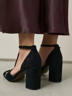 Zwart - Forever Comfort® Leather T-Bar Cutout Closed Toe Block Heels