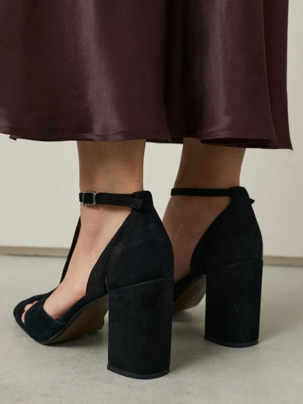 Zwart - Forever Comfort® Leather T-Bar Cutout Closed Toe Block Heels