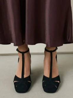 Zwart - Forever Comfort® Leather T-Bar Cutout Closed Toe Block Heels