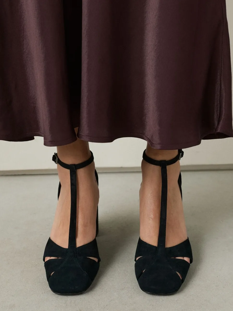 Zwart - Forever Comfort® Leather T-Bar Cutout Closed Toe Block Heels