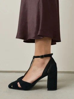 Zwart - Forever Comfort® Leather T-Bar Cutout Closed Toe Block Heels