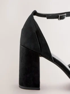 Zwart - Forever Comfort® Leather T-Bar Cutout Closed Toe Block Heels