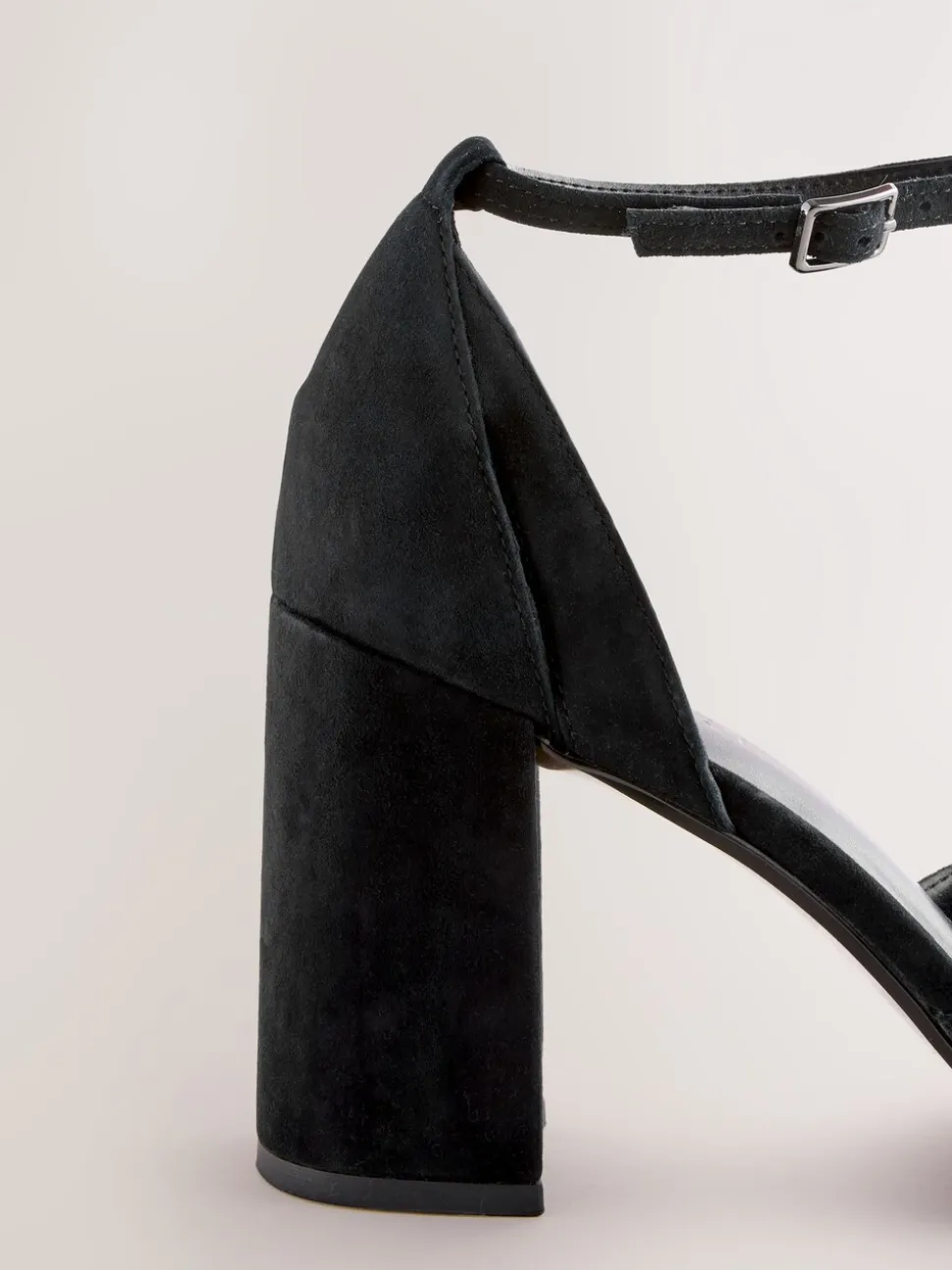 Zwart - Forever Comfort® Leather T-Bar Cutout Closed Toe Block Heels