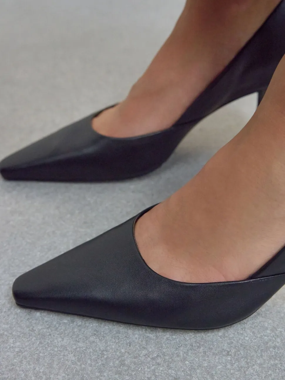 Zwart - Forever Comfort® leren pumps met puntneus en hak