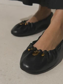 Zwart - Forever Comfort® Leather Ruched Charm Ballet Flats
