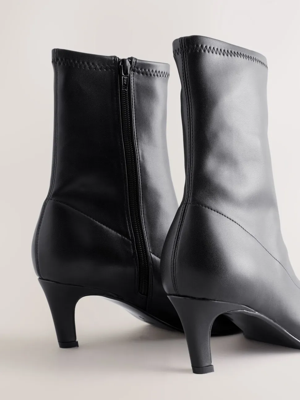 Zwart - Forever Comfort® Pointed Toe Sock Boots