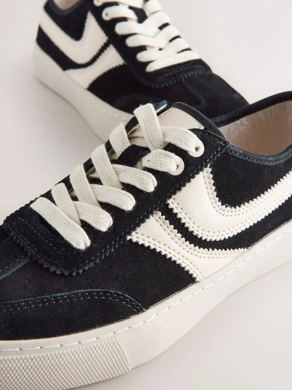 Zwart - Forever Comfort® Suede Side Stripe Skater Lace Up Trainers