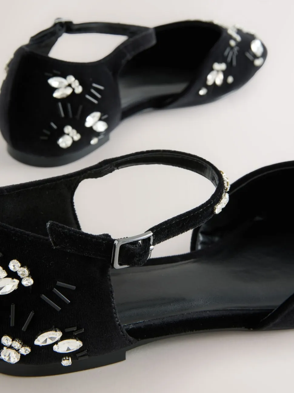 Zwart - Forever Comfort® Velvet Embellished Two Part Closed Toe Shoes