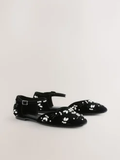 Zwart - Forever Comfort® Velvet Embellished Two Part Closed Toe Shoes