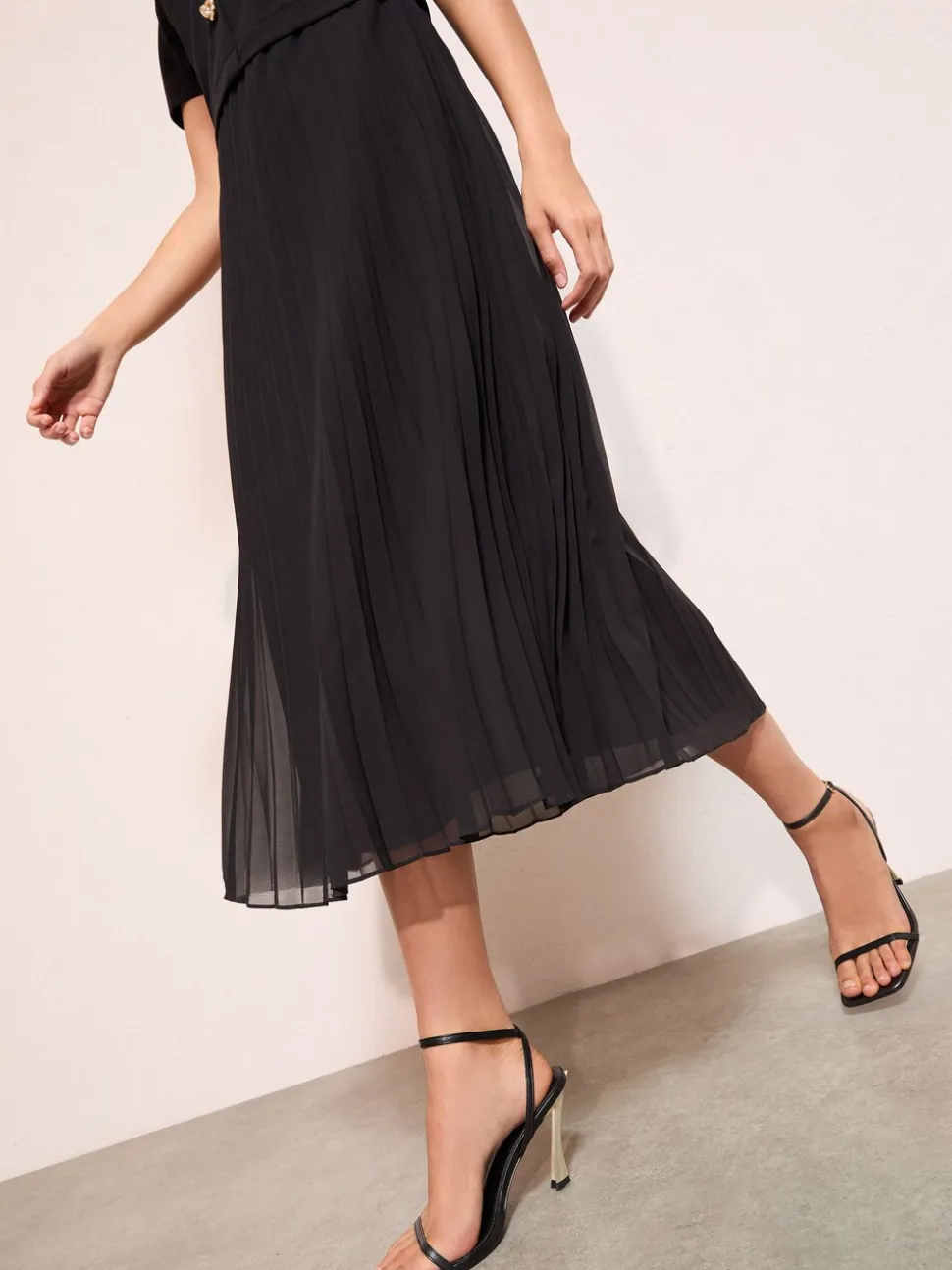 Zwart - Friends Like These Button Down 2-In-1 Pleated Dress