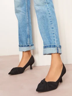 Zwart - Friends Like These pumps met gedraaide details, Naaldhak en Imitatiesuède