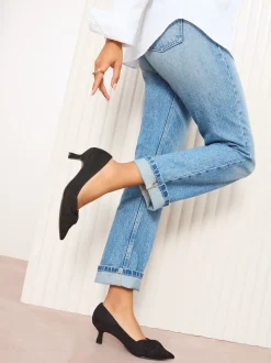Zwart - Friends Like These pumps met gedraaide details, Naaldhak en Imitatiesuède