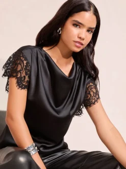 Zwart - Friends Like These satijnen blouse met kanten detail en watervalhals