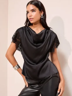 Zwart - Friends Like These satijnen blouse met kanten detail en watervalhals
