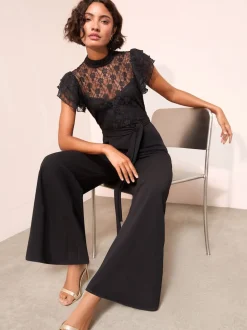 Zwart - Friends Like These jumpsuit van kant en scubamix met ruches aan de mouwen