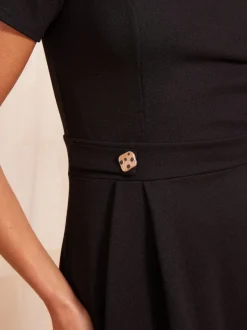 Zwart - Friends Like These Getailleerde midi-jurk met tabdetail en korte mouwen