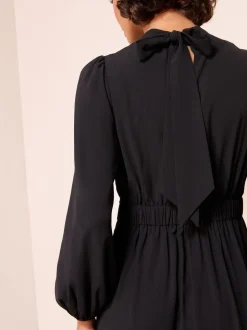 Zwart - Friends Like These Midi-jurk met opstaande kraag en lange mouwen en strikdetail