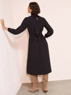 Zwart - Friends Like These Midi-jurk met opstaande kraag en lange mouwen en strikdetail
