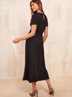 Zwart - Friends Like These Getailleerde midi-jurk met tabdetail en korte mouwen