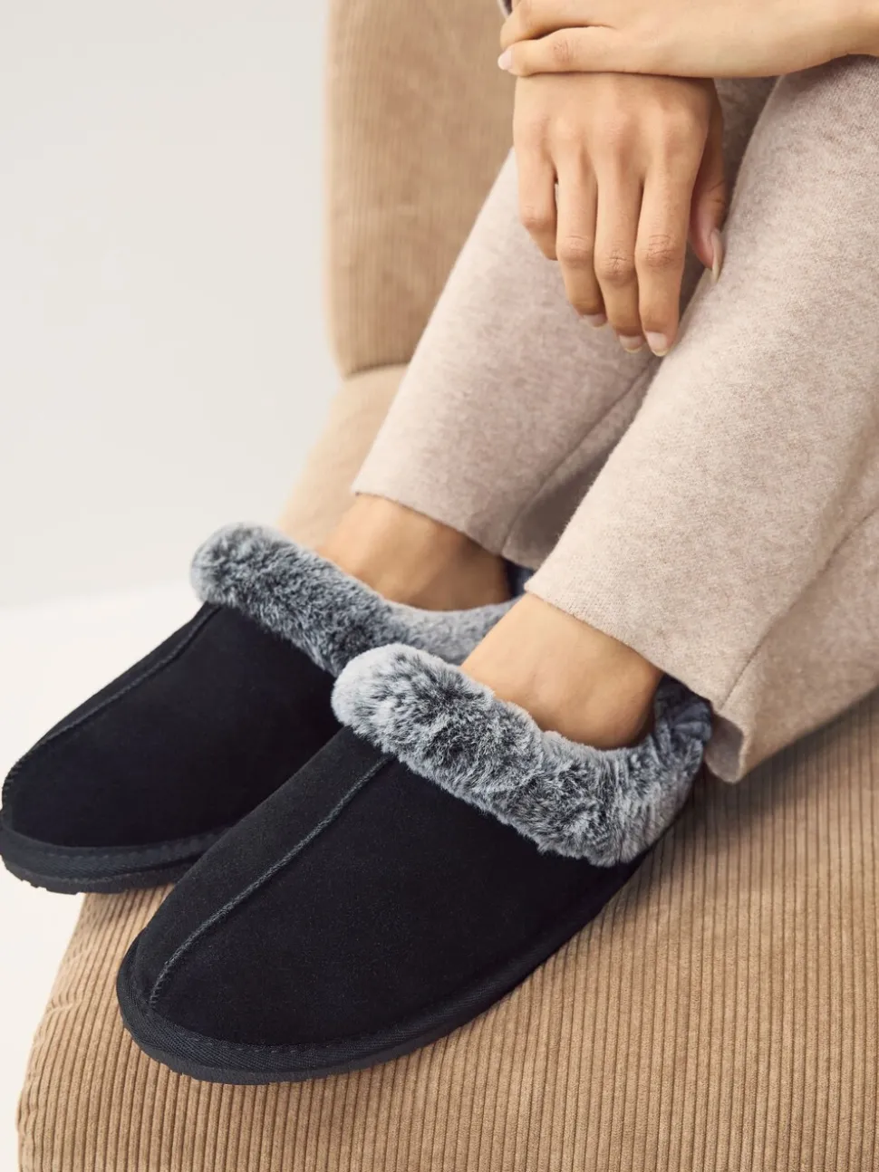Zwart - Hush Puppies Amara winterpantoffels met imitatiebontvoering