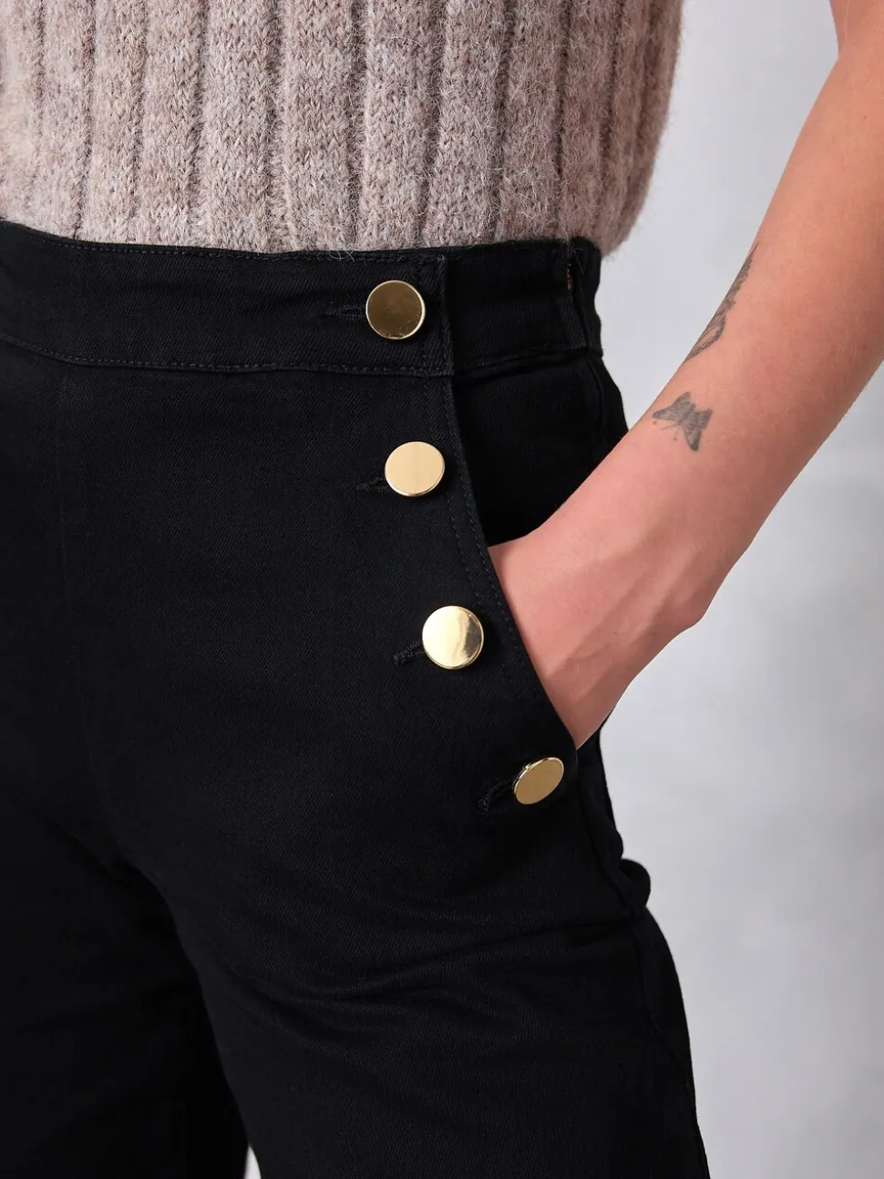 Zwart - Jeans met wijde pijpen en gouden knopen aan de voorkant