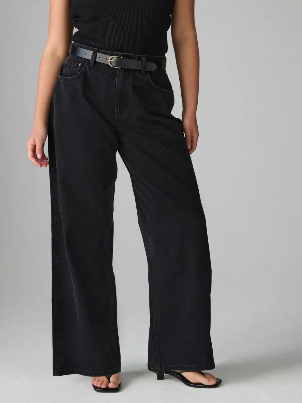 Zwart - Jeans met zandloperpasvorm en wijde pijpen
