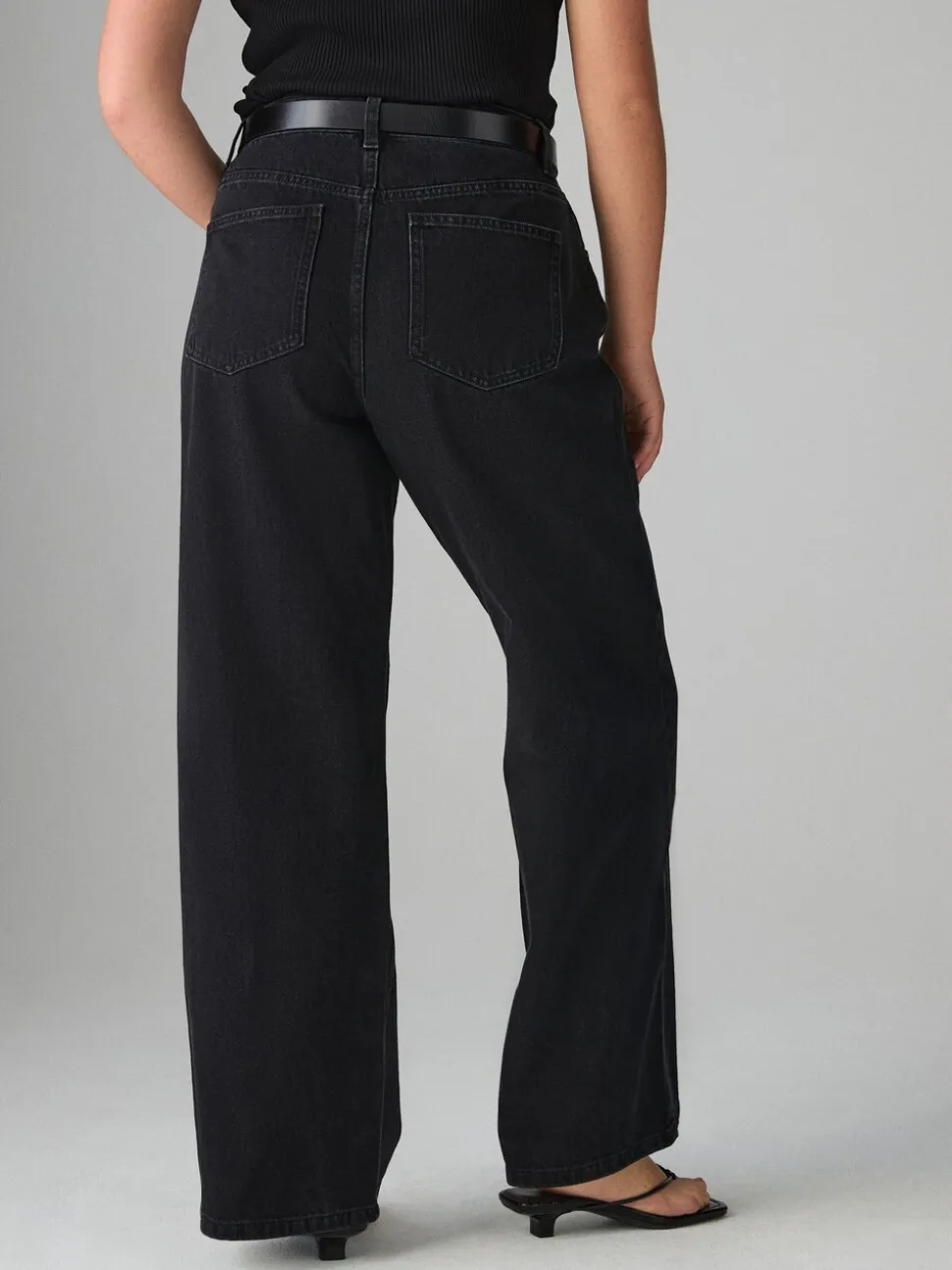 Zwart - Jeans met zandloperpasvorm en wijde pijpen