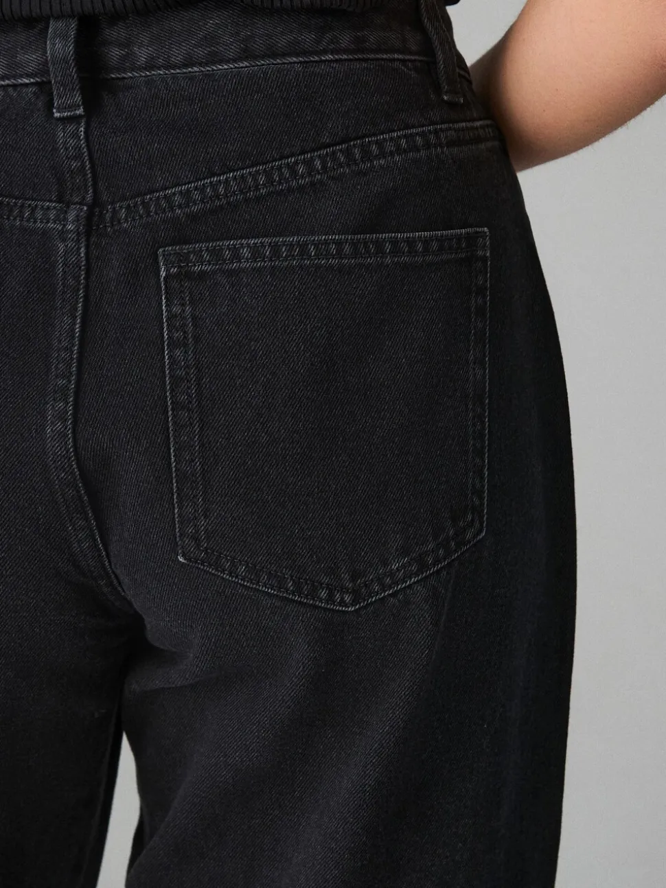 Zwart - Jeans met zandloperpasvorm en wijde pijpen