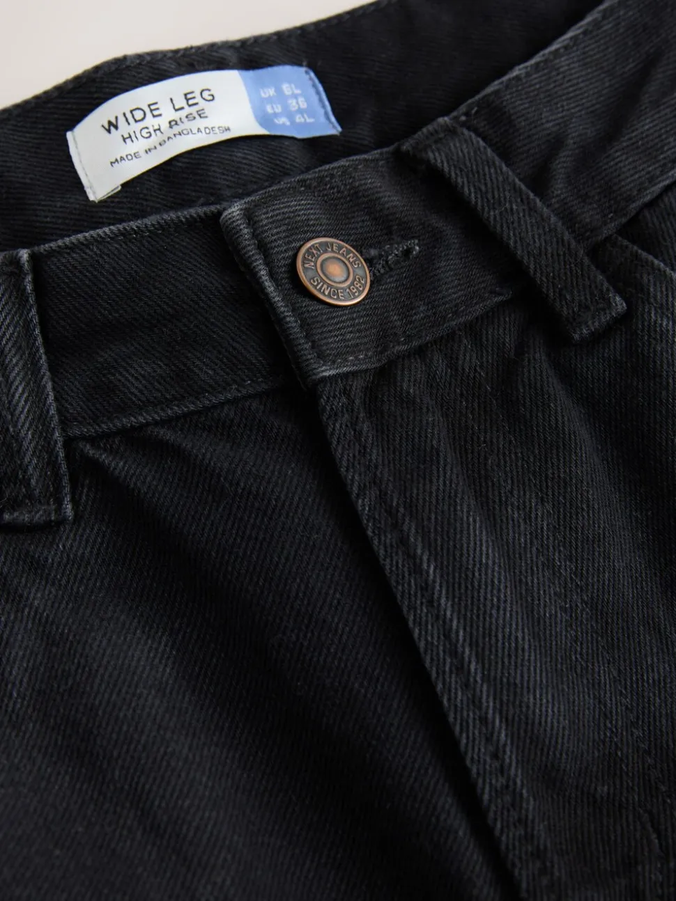 Zwart - Jeans met zandloperpasvorm en wijde pijpen