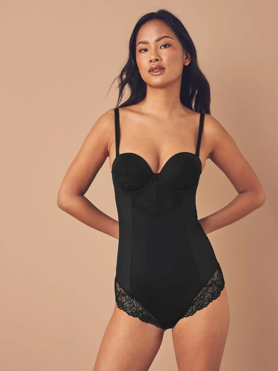 Zwart - Kanten body met cups en sterke buikcorrectie