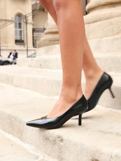 Zwart - Linzi Bellamy V-Shaped Closed Toe Court Heels