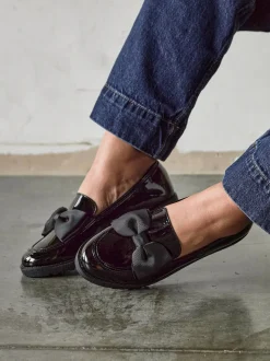 Zwart - Linzi Cathy loafers met plateauzool en grote strik