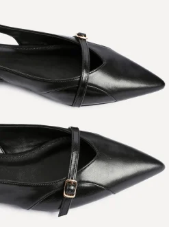 Zwart - Linzi Prague Lage schoenen met spitse neus en gespdetail