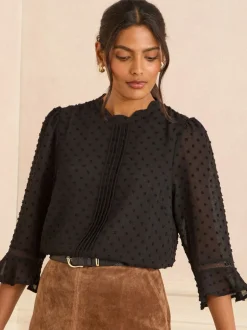 Zwart - Love & Roses 3/4 Flute Sleeve Dobby Blouse