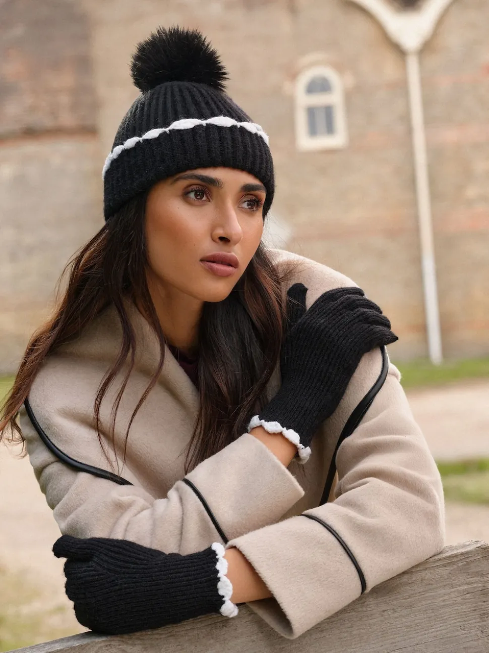 Zwart - Love & Roses Scallop Trim Ribbed Pom Hat and Gloves Set