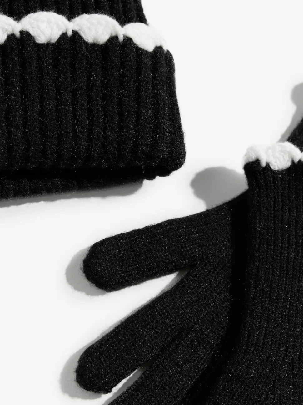 Zwart - Love & Roses Scallop Trim Ribbed Pom Hat and Gloves Set