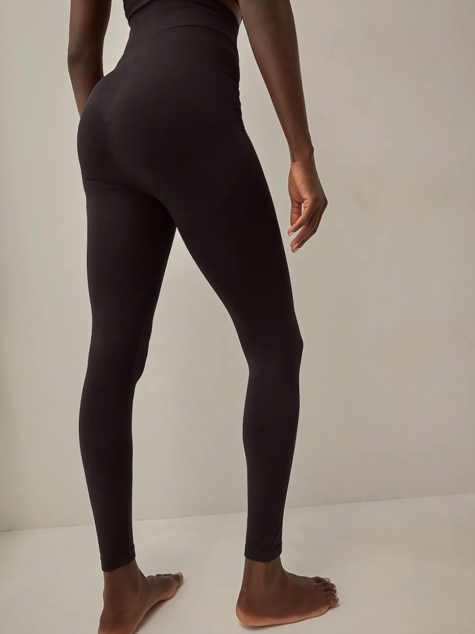Zwart - Naadloze vormgevende legging met buikcorrectie