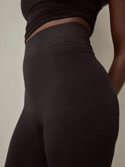 Zwart - Naadloze vormgevende legging met buikcorrectie