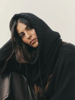 Zwart - Nothing Ordinary Knitted Hooded Snood With Wool