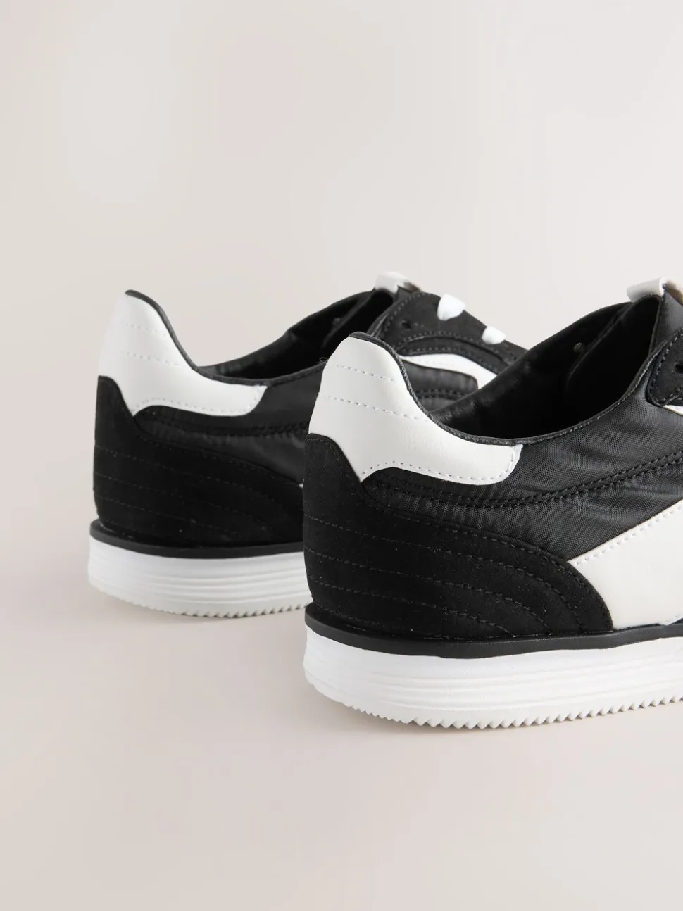 Zwart - Paneel Detail Vetersluiting Trainers